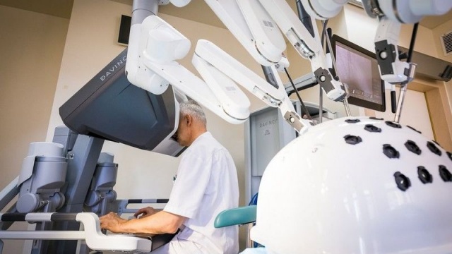 Najdroższy był robot chirurgiczny. W Toruniu wręczono umowy na wsparcie z RPO
