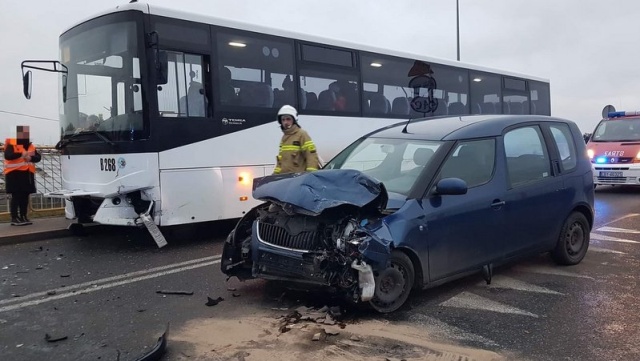 Białe Błota: samochód zderzył się z autobusem szkolnym. W środku 40 dzieci [zdjęcia]