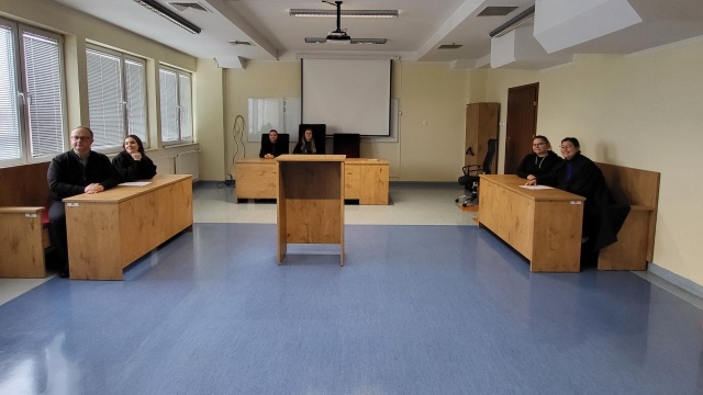 Studenci prawa otrzymali swoją salę sądową. PANS we Włocławku chce uczyć poprzez praktykę