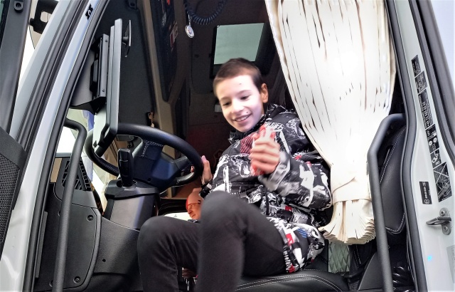 Dzieciaki za kierownicą ciężarówki Już wiedzą, że piesi muszą mieć odblaski [wideo]