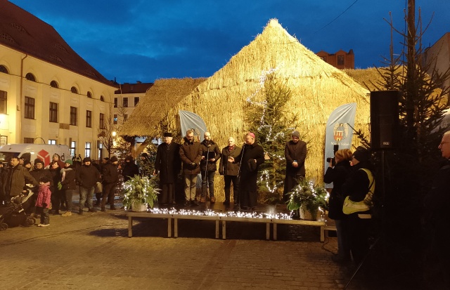 Mieszkańcy spotkali się przy bożonarodzeniowej szopce. Wigilia Miejska w Toruniu