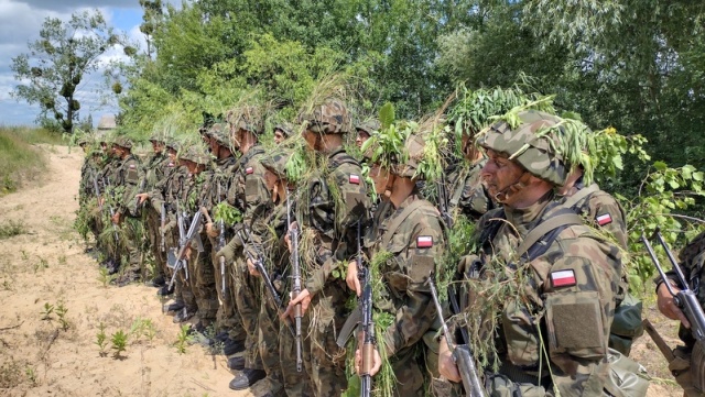 Wojsko wyciąga rękę w kierunku młodzieży. We Włocławku zachęcano do służby