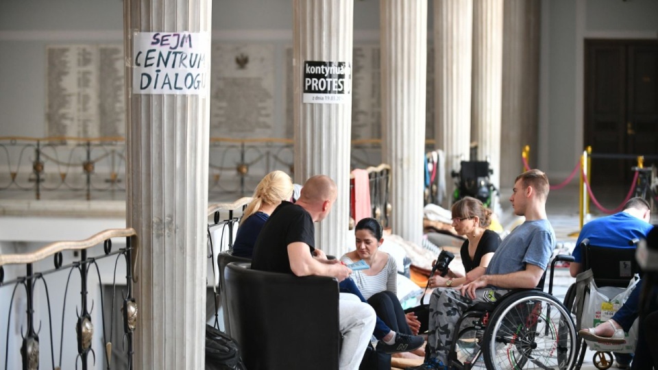 Kadr z pamiętnych protestów opiekunów dzieci niepełnosprawnych. Rodzice domagali się m.in. wprowadzenia świadczeń rehabilitacyjnych dla osób po 18 roku życia, które są niezdolne do pracy. Sejm, 2018 rok./fot. PAP/Bartłomiej Zborowski