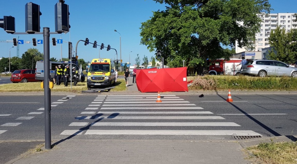 Na rondzie Inowrocławskim - w wyniku kolizji - jedno z aut wjechało na chodnik i uderzyło w słup sygnalizacji, który spadł na osoby stojące na przejściu dla pieszych/fot. Archiwum