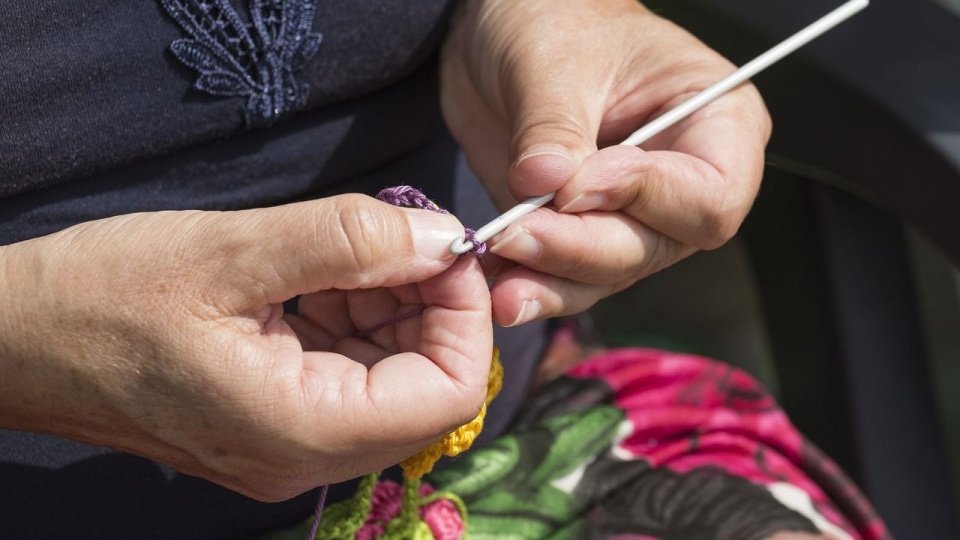 Do tej inicjatywy swój kawałek rękodzieła może dołączyć każdy, kto potrafi robić na drutach, szydełkować albo pleść rękoma/fot. Pixabay