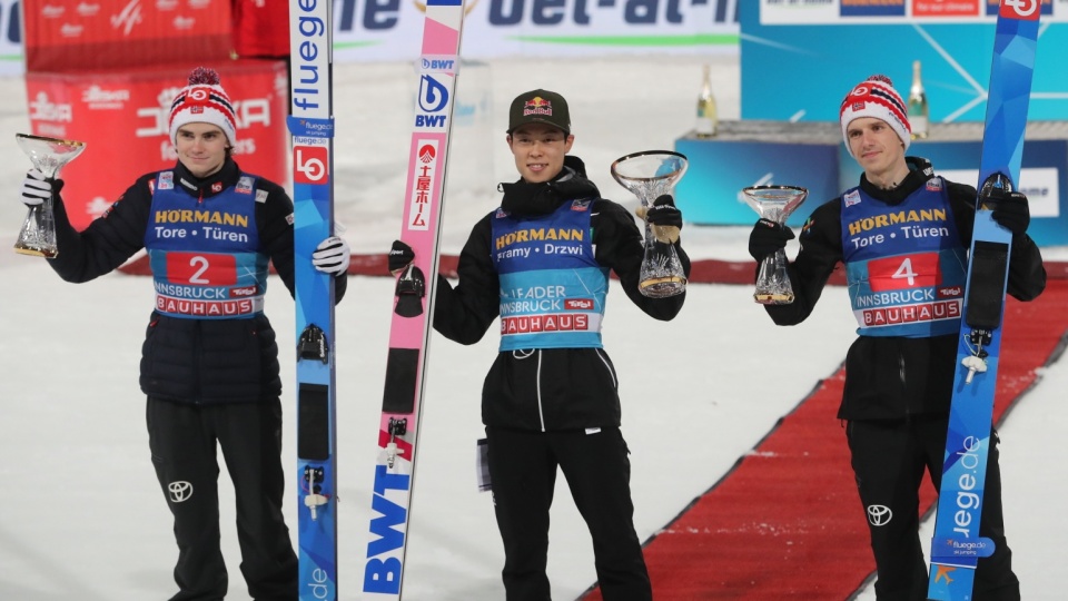 Norweg Marius Lindvik (L) zajął drugie miejsce na podium trzeciego konkursu Turnieju Czterech Skoczni w austriackim Bischofshofen, 5 bm. Jego rodak Halvor Egner Granerud (P) był trzeci, a zwycięzcą został Japończyk Ryoyu Kobayashi. Fot. PAP/Grzegorz Momot