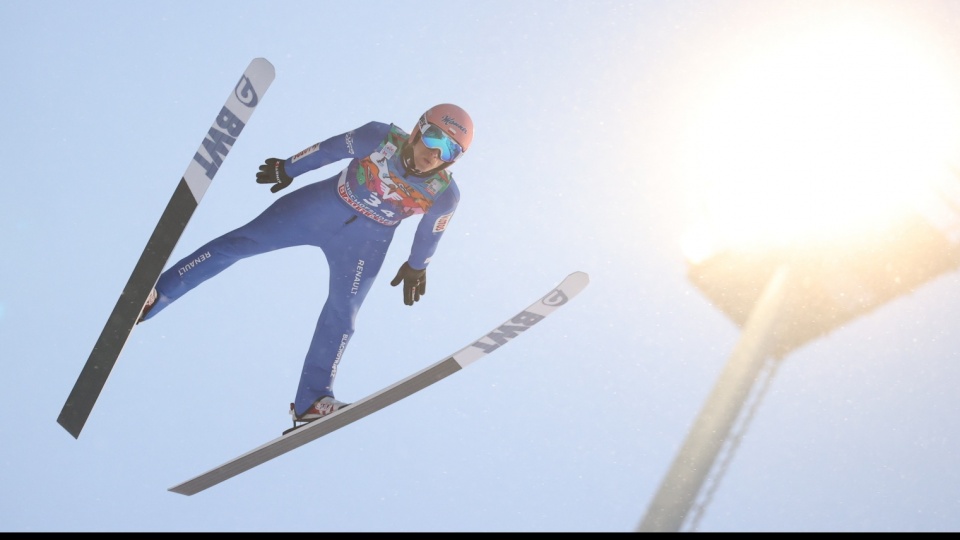Dawid Kubacki w pierwszej serii konkursu drużynowego Pucharu Świata w skokach narciarskich, w austriackim Bischofshofen. Fot. PAP/Grzegorz Momot