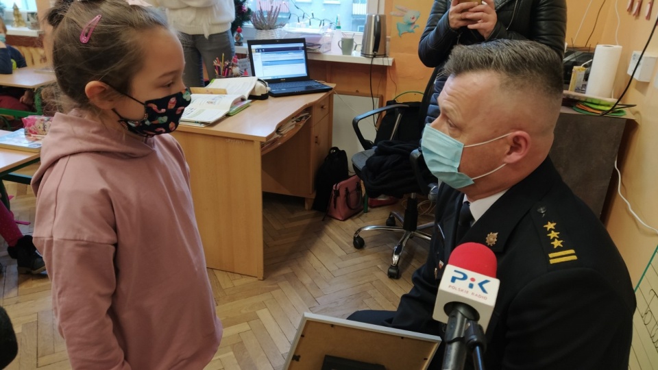 8-letnia Asia Malinowska z Grudziądza dostała nagrodę - medal komendanta głównego straży pożarnej „Iuvenis Forti”. /fot. Marcin Doliński