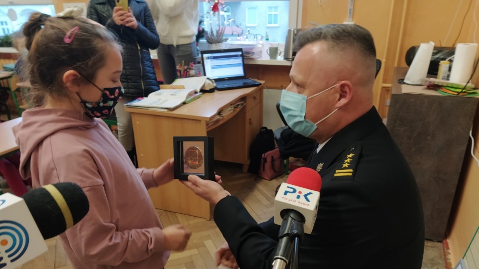 8-letnia Asia Malinowska z Grudziądza dostała nagrodę - medal komendanta głównego straży pożarnej „Iuvenis Forti”. /fot. Marcin Doliński