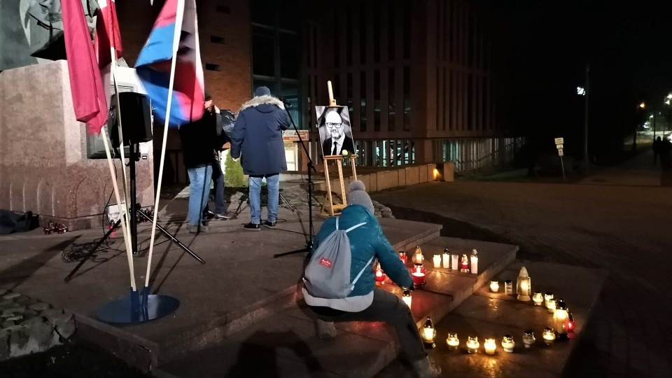 Pamięć zamordowanego trzy lata temu prezydenta Gdańska Pawła Adamowicza uczczono w Bydgoszczy, przy pomniku króla Kazimierza Wielkiego./fot. Monika Siwak