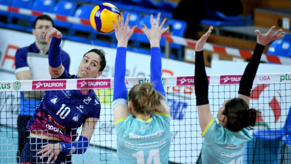 Siatkarki Developresu Bella Dolina Rzeszów Katarzyna Wenerska i Dominika Witkowska oraz Mariana Alves Cassemiro z Polskich Przetworów Pałacu Bydgoszcz podczas meczu Ekstraklasy. Fot. PAP/Darek Delmanowicz
