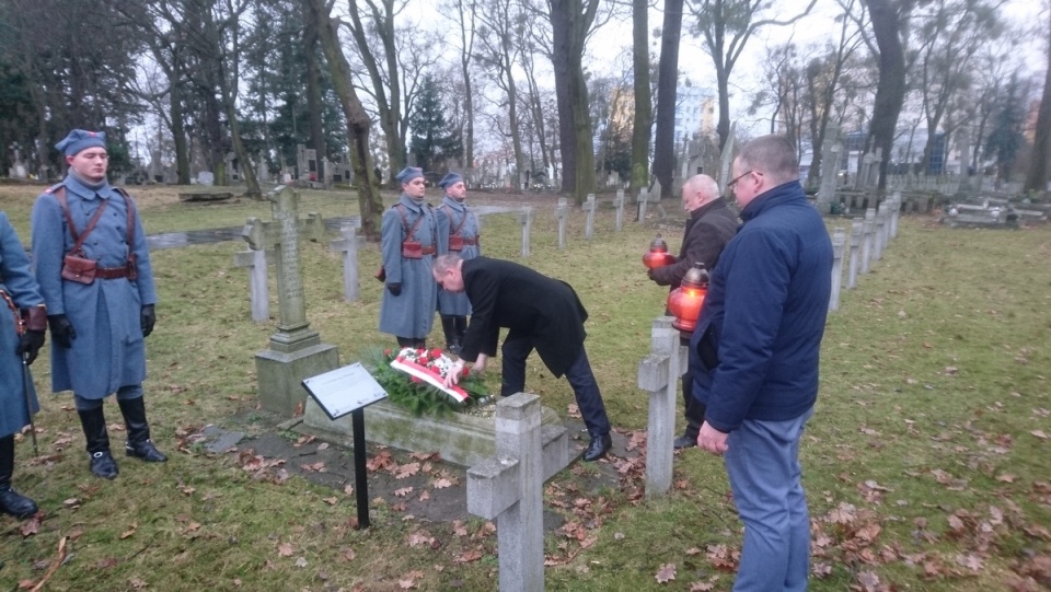 Kwiaty na grobie plutonowego Gerarda Pająkowskiego złożył wicemarszałek województwa Zbigniew Sosnkowski/fot. Michał Zaręba