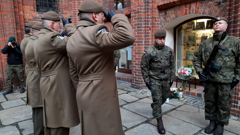 Uroczystości rozpoczęły się od złożenia kwiatów w miejscach upamiętniających torunian zasłużonych dla niepodległości: pod obeliskiem Ottona Steinborna, pomnikiem Stefana Łaszewskiego i tablicą gen. Józefa Hallera. Fot. Monika Kaczyńska