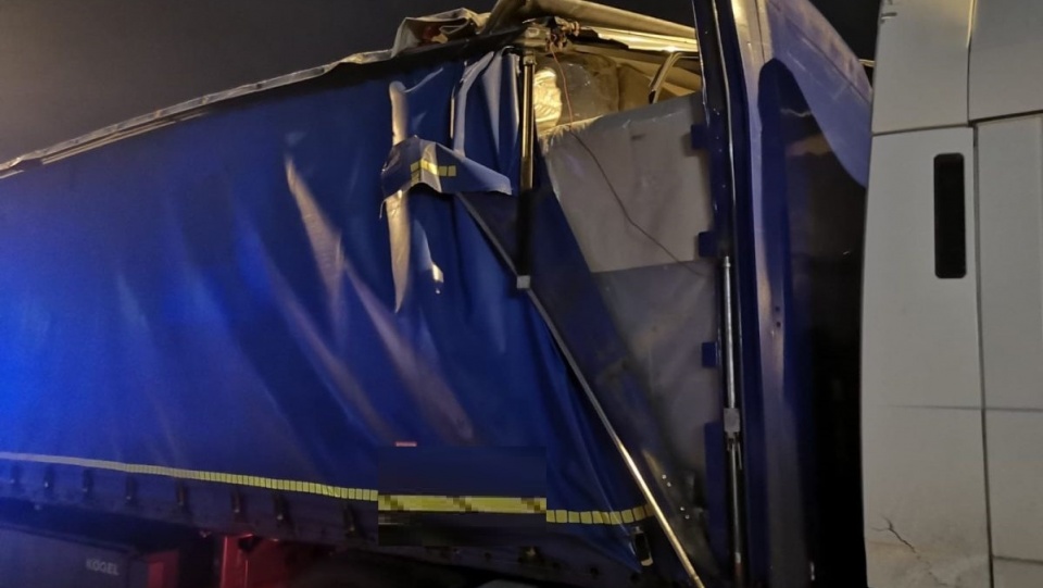 Z uszkodzonej ciężarówki wypadały części ładunku oraz elementy pojazdu Fot. Policja