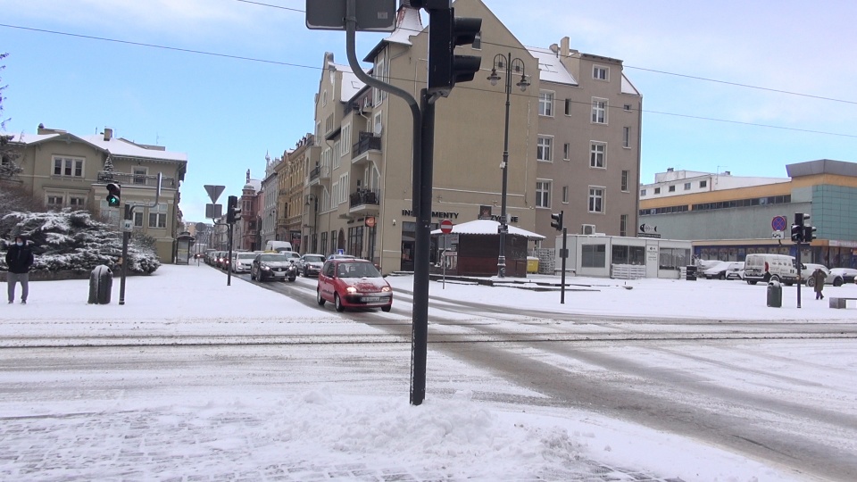 Miasto zasypane. Drogowcy ścigają się ze śniegiem, który ma padać do późnych godzin wieczornych./fot. Janusz Wiertel