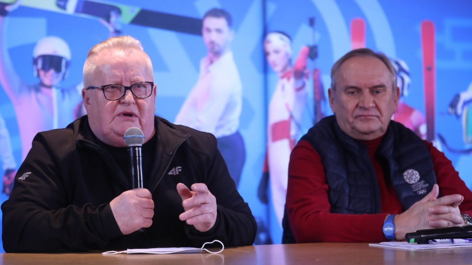 Prezes PKOl Andrzej Kraśnicki (P) i były mistrz olimpijski w skokach narciarskich Wojciech Fortuna (L) podczas konferencji prasowej towarzyszącej Zimowemu Piknikowi Olimpijskiemu i otwarciu trasy olimpijskiejw Białce Tatrzańskiej. Fot. PAP/Grzegorz Momot