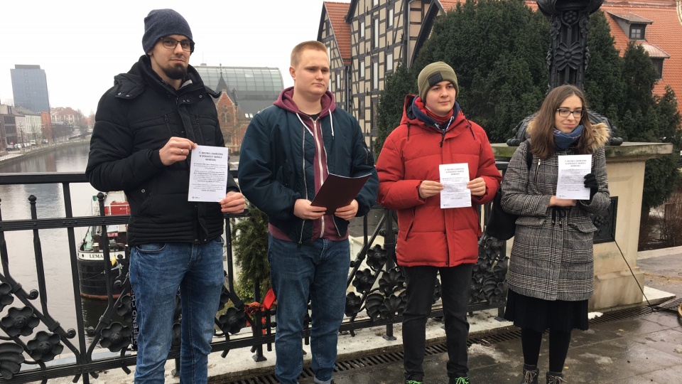 Członkowie Młodzieży Wszechpolskiej rozdawali mieszkańcom ulotki przypominające rocznicę i to, czym było wkroczenie Armii Czerwonej do Bydgoszczy./fot. Elżbieta Rupeniewska