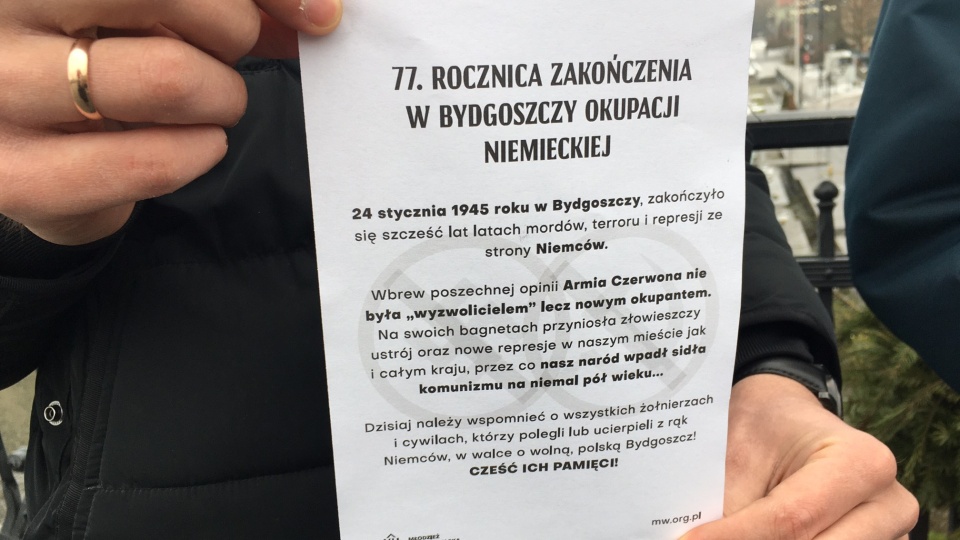 Członkowie Młodzieży Wszechpolskiej rozdawali mieszkańcom ulotki przypominające rocznicę i to, czym było wkroczenie Armii Czerwonej do Bydgoszczy./fot. Elżbieta Rupeniewska