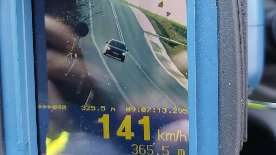 Jazda z prędkością o 51km/h wyższą niż dozwolona, kosztowała kierowcę bmw 1,5 tys. zł. Fot. Policja