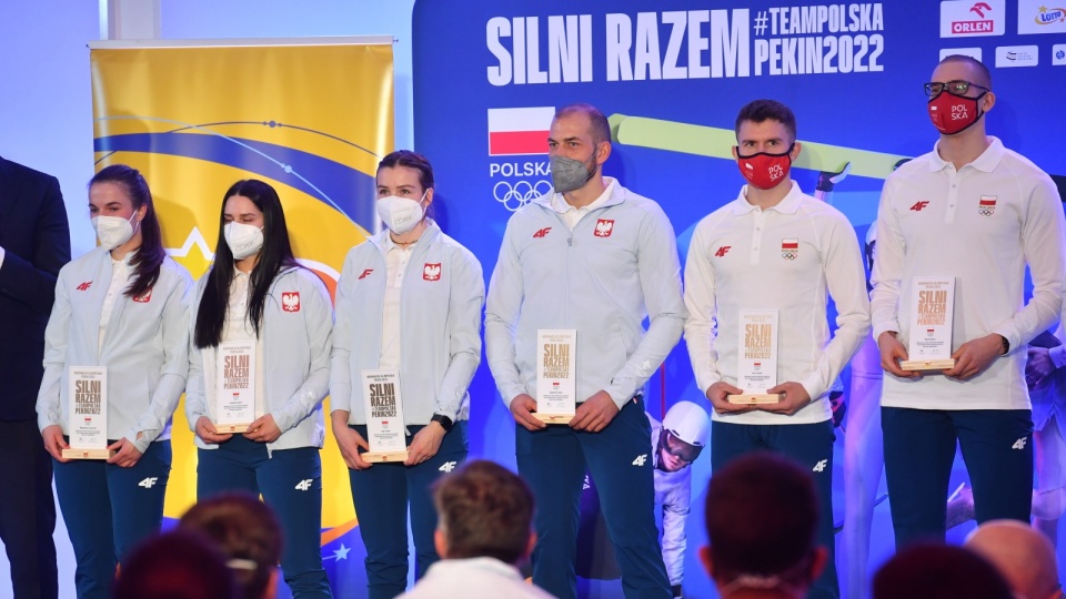 Reprezentanci Polski w łyżwiarstwie szybkim od lewej: Magdalena Czyszczoń, Andżelika Wójcik, Kaja Ziomek, Zbigniew Bródka, Artur Janicki, Marek Kania podczas ceremonii ślubowania i wręczenia nominacji na XXIV Zimowe Igrzyska Olimpijskie Pekin 2022. Fot. PAP/Piotr Nowak .