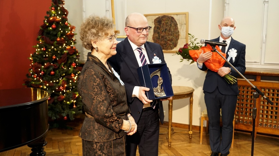 Drugi grudziądzki Flisak wręczony. Prezydent Grudziądza nagrodził tą statuetką Karolę Skowrońską, popularyzatorkę tradycji kawaleryjskich oraz wielu innych działań na rzecz krzewienia postaw patriotycznych./fot. grudziadz.pl