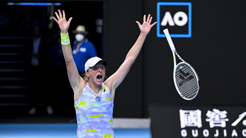 Iga Świątek pokonała estońską tenisistkę Kaię Kanepi 4:6, 7:6 (7-2), 6:3 w ćwierćfinale Australian Open. EPA/DAVE HUNT AUSTRALIA AND NEW ZEALAND OUT Dostawca: PAP/EPA.