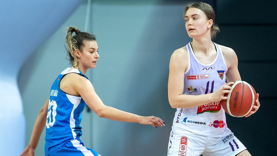 Koszykarka Polskich Przetworów Basket 25 Bydgoszcz Aleksandra Zmierczak i Agata Stępień z AZS Uniwersytetu Gdańskiego podczas meczu turnieju finałowego Suzuki Pucharu Polski. Fot. PAP/Tytus Żmijewski