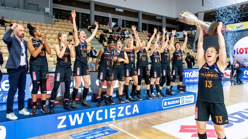 Weronika Gajda z Pucharem Polski. Koszykarki BC Polkowice zdobyły Puchar Polski. W finale turnieju w Bydgoszczy pokonały obrończynie trofeum VBW Arkę Gdynia 78:70. Fot. PAP/Tytus Żmijewski