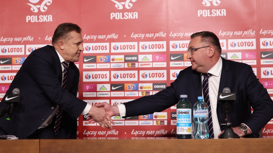 Nowy trener piłkarskiej reprezentacji Polski Czesław Michniewicz i prezes Polskiego Związku Piłki Nożnej Cezary Kulesza podczas konferencji prasowej na stadionie PGE Narodowym. Fot. PAP/Leszek Szymański