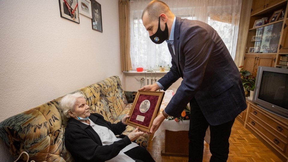 Torunianka Pani Genowefa Balicka otrzymała marszałkowski medal Unitas Durat Palatinatus Cuiaviano-Pomeraniensis/fot. Mikołaj Kuras