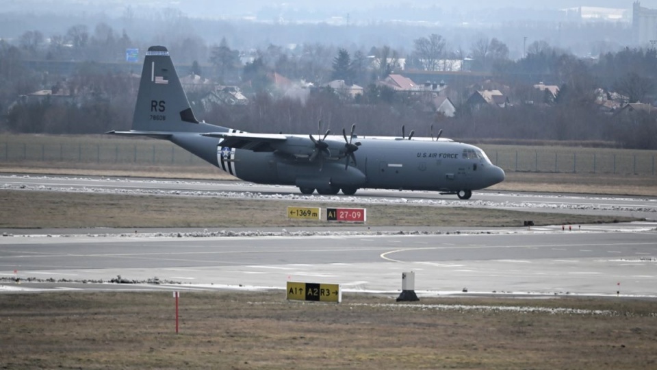 Samolot Hercules amerykańskich sił powietrznych ląduje na lotnisku w Jasionce/fot. Darek Delmanowicz, PAP