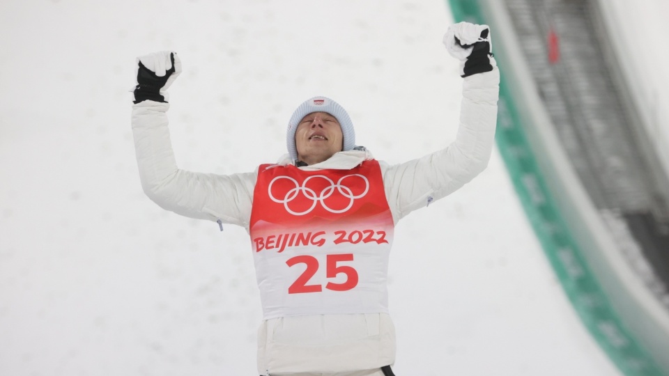 Dawid Kubacki podczas ceremonii kwiatowej. Nasz zawodnik został brązowym medalistą w konkursie skoków narciarskich na obiekcie normalnym w Zhangjiakou. Fot. PAP/Grzegorz Momot