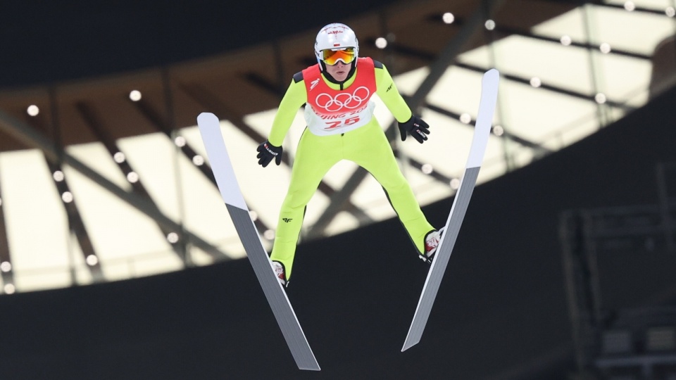 Dawid Kubacki w pierwszej serii konkursu skoków narciarskich na obiekcie normalnym w Zhangjiakou. Fot. PAP/Grzegorz Momot