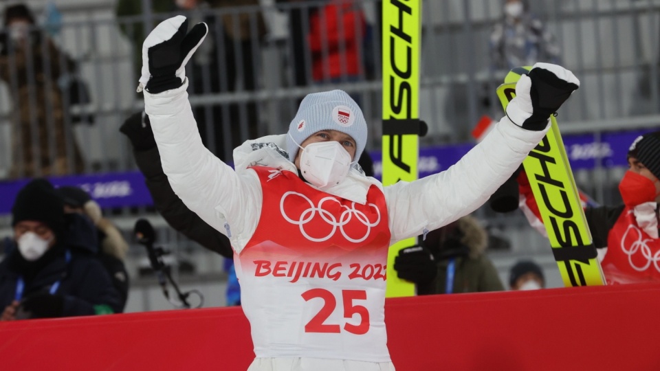 Dawid Kubacki podczas ceremonii kwiatowej. Nasz zawodnik został brązowym medalistą w konkursie skoków narciarskich na obiekcie normalnym w Zhangjiakou. Fot. PAP/Grzegorz Momot