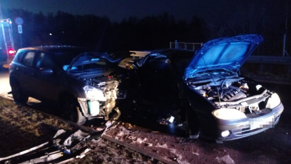 Brodniccy policjanci wyjaśniają okoliczności wypadku drogowego, do którego doszło w środę (9.02.) na Al. Piłsudskiego w Brodnicy. Dwóch kierowców trafiło do szpitala. Fot. Policja