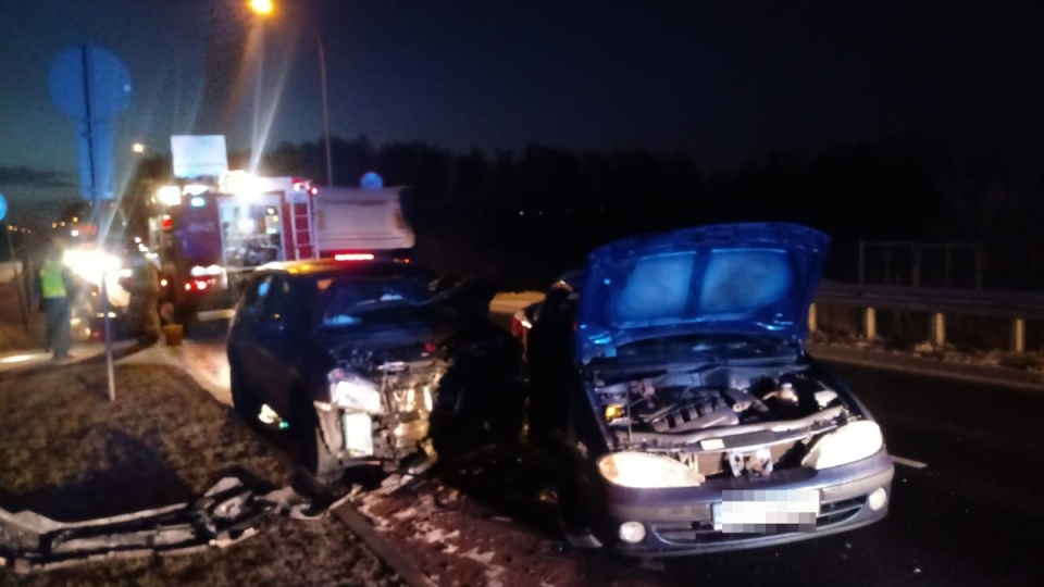 Brodniccy policjanci wyjaśniają okoliczności wypadku drogowego, do którego doszło w środę (9.02.) na Al. Piłsudskiego w Brodnicy. Dwóch kierowców trafiło do szpitala. Fot. Policja