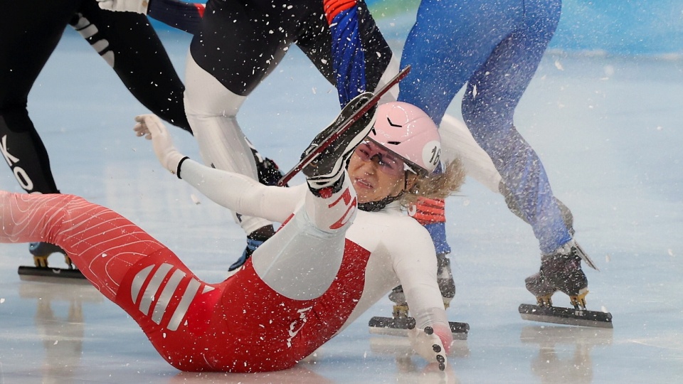 Natalia Maliszewska upada w ćwierćfinale 1000 metrów. FOT. PAP/GRZEGORZ MOMOT