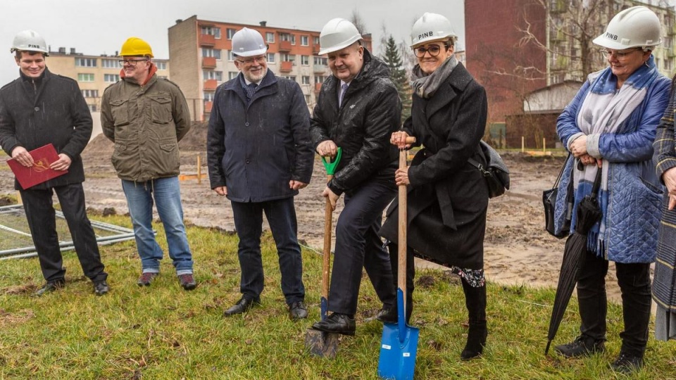 Z pompą rozpoczęła się budowa domu dla dzieci w Łasinie (powiat grudziądzki)/fot. materiały Urzędu Marszałkowskiego