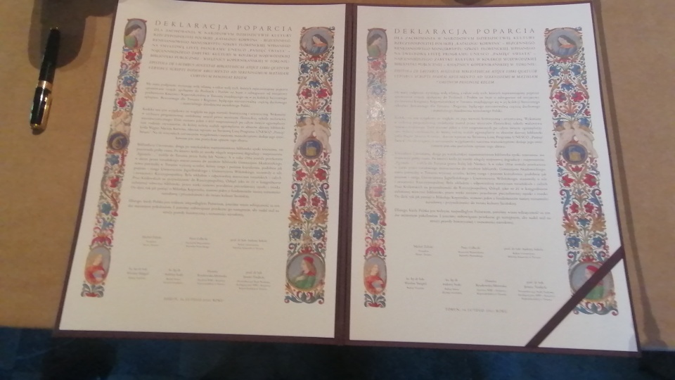 W Toruniu podpisana została deklaracja sprzeciwiająca się przekazaniu na rzecz Węgier kodeksu z biblioteki węgierskiego króla Macieja Korwina. Fot. Iwona Muszytowska-Rzeszotek