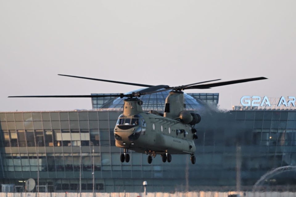 Śmigłowiec armii amerykańskiej CH-47 Chinook nad lotniskiem w podrzeszowskiej Jasionce/fot. Darek Delmanowicz, PAP