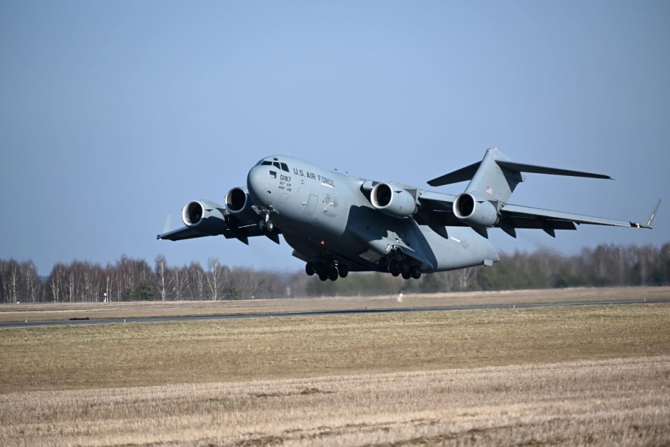 Samolot Boeing C-17 Globemaster III sił zbrojnych USA startuje z lotniska w podrzeszowskiej Jasionce/fot. Darek Delmanowicz, PAP