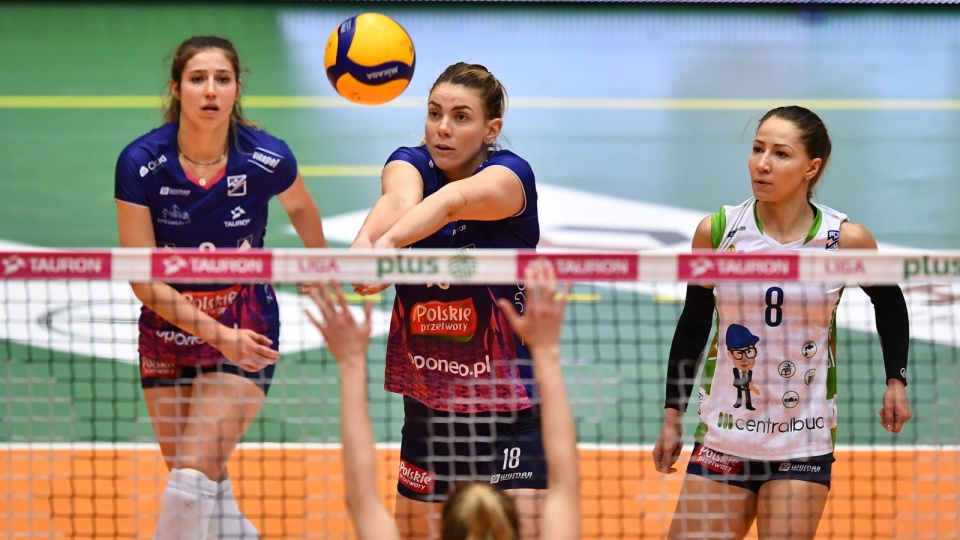 Zawodniczki Polskich Przetworów Pałacu Bydgoszcz Zuzanna Szperlak, Leticia Hage i Magdalena Saad podczas meczu Tauron Ligi siatkarek z #VolleyWrocław. Fot. PAP/Maciej Kulczyński