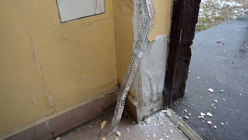 Dzielnicowi z Radziejowa zatrzymali pijanego wandala, który uszkodził drzwi oraz ścianę w jednym z bloków/fot. materiały policji
