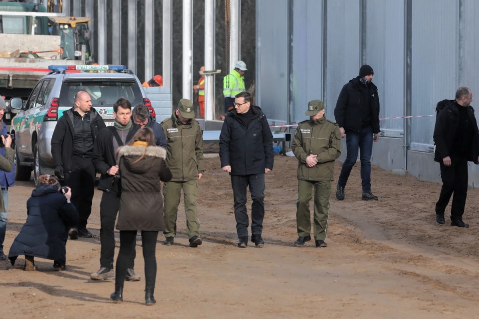 Premier Mateusz Morawiecki podczas wizyty w miejscu budowy zapory przy polsko-białoruskiej granicy, zewnętrznej granicy Unii Europejskiej/fot. Artur Reszko, PAP