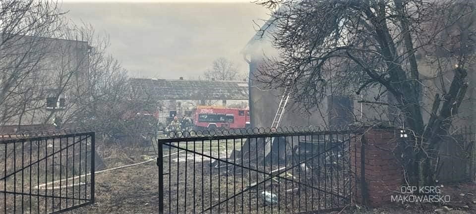 Na miejscu w działaniach udział brało 12 zastępów straży pożarnej/fot. OSP Mąkowarsko/Facebooku