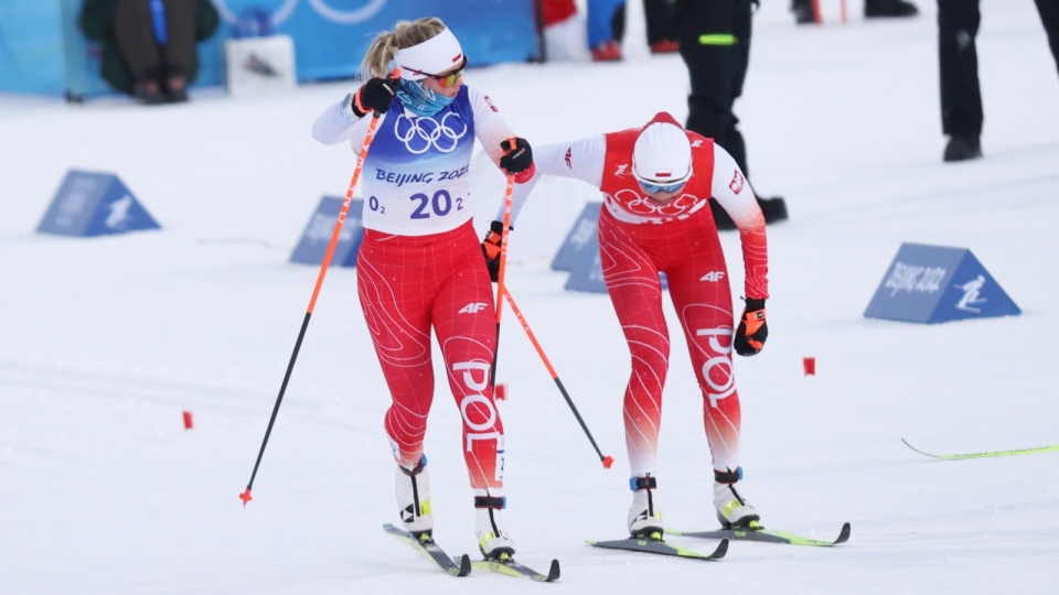 Polki Izabela Marcisz (P) i Monika Skinder (L) na trasie biegu finałowego w sprincie drużynowym techniką klasyczną kobiet, 16 bm. w Zhangjiakou. Nasze zawodniczki zajęły ostatecznie 9. miejsce. Fot. PAP/Grzegorz Momot