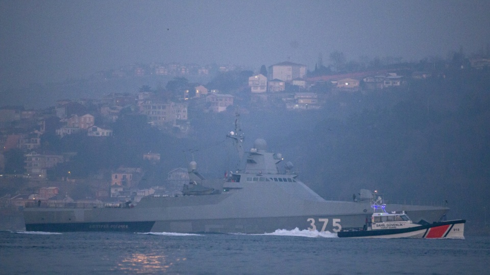 Okręt rosyjskiej marynarki wojennej Dmitrij Rogaczow 375 płynie w kierunku Bosforu na Morzu Czarnym. Fot. PAP/EPA/ERDEM SAHIN