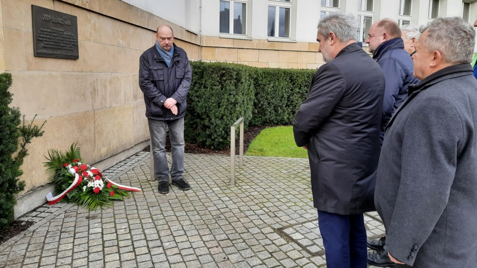 Tablica znajduje się w południowym skrzydle Urzędu Marszałkowskiego w Toruniu, gdzie dawniej mieścił się Wydział Historii UMK. Fot. Monika Kaczyńska