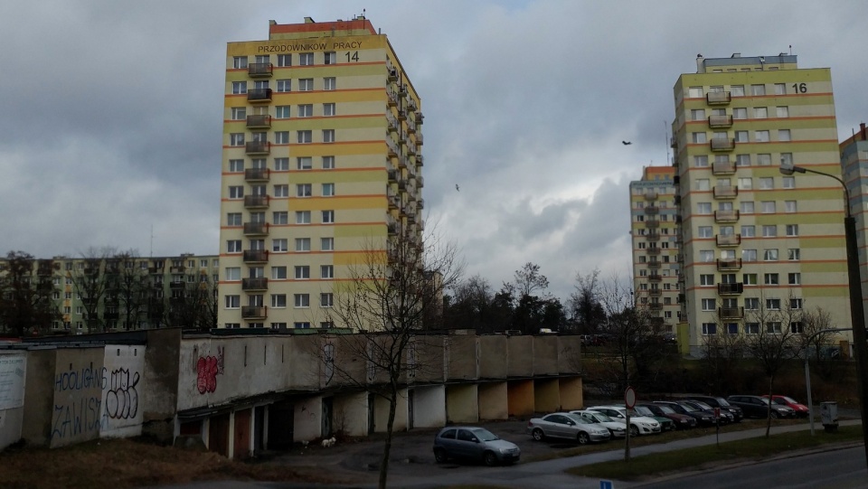 Na szczytowych ścianach wciąż widnieje nieaktualna już nazwa ulicy. Fot. Tatiana Adonis