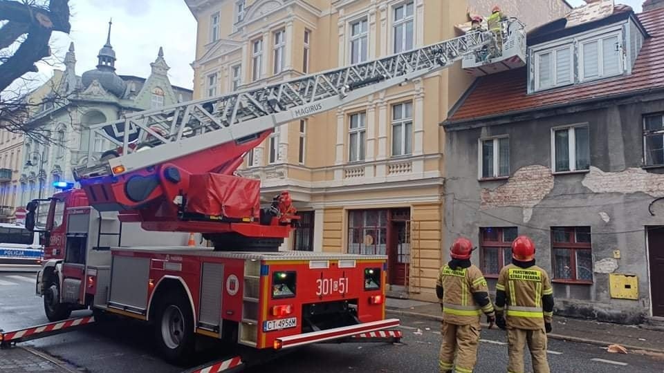 Uszkodzona elewacja kamienicy przy ul. Pomorskiej w Bydgoszczy. Fot. Bydgoszcz 998